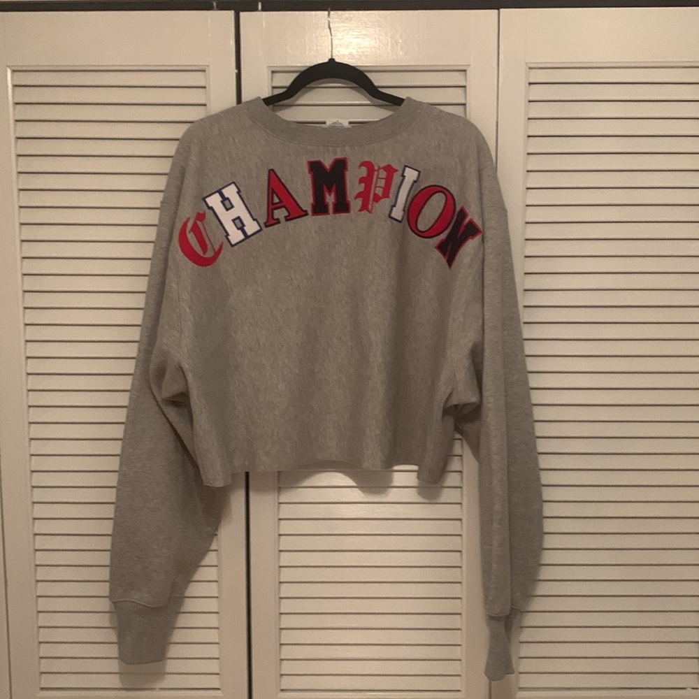 CHAMPION: Women’s Old English Reverse Weave Varsity Raw Edge Cropped Sweatshirt